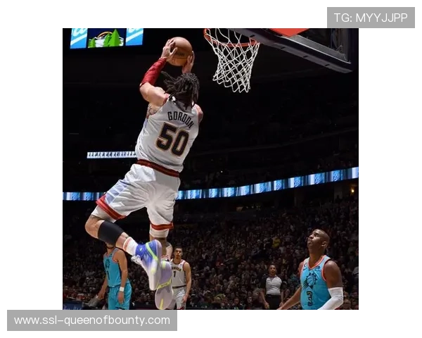 约基奇击地妙传戈登扣篮，展现默契配合